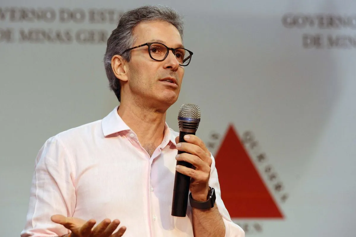 Justiça determina depoimento de Zema sobre uso de celular na cabine de votação