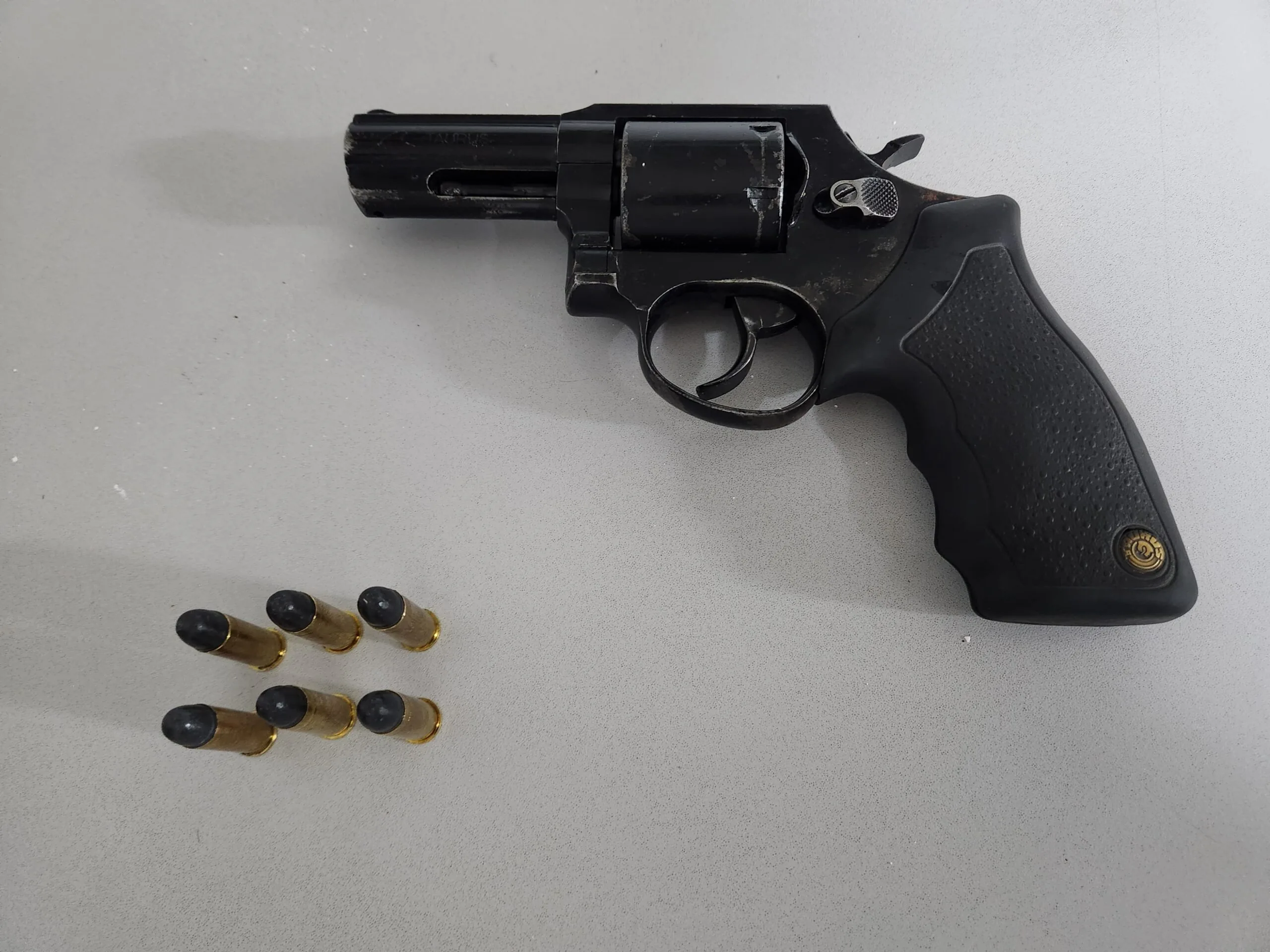 Adolescente é apreendido com revólver em Pedro Leopoldo