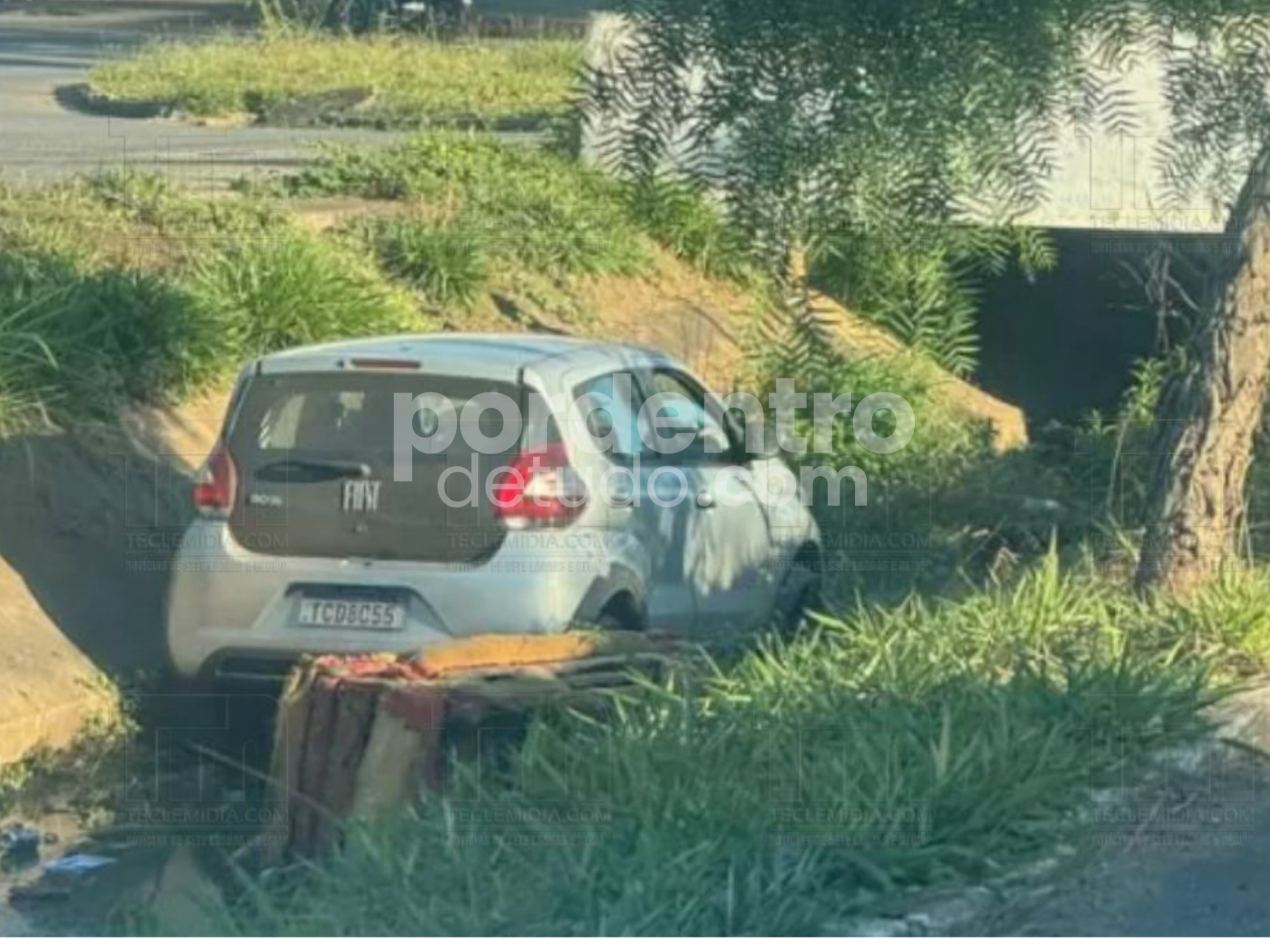 Fiat Mobi cai em córrego e chama atenção de moradores em Sete Lagoas