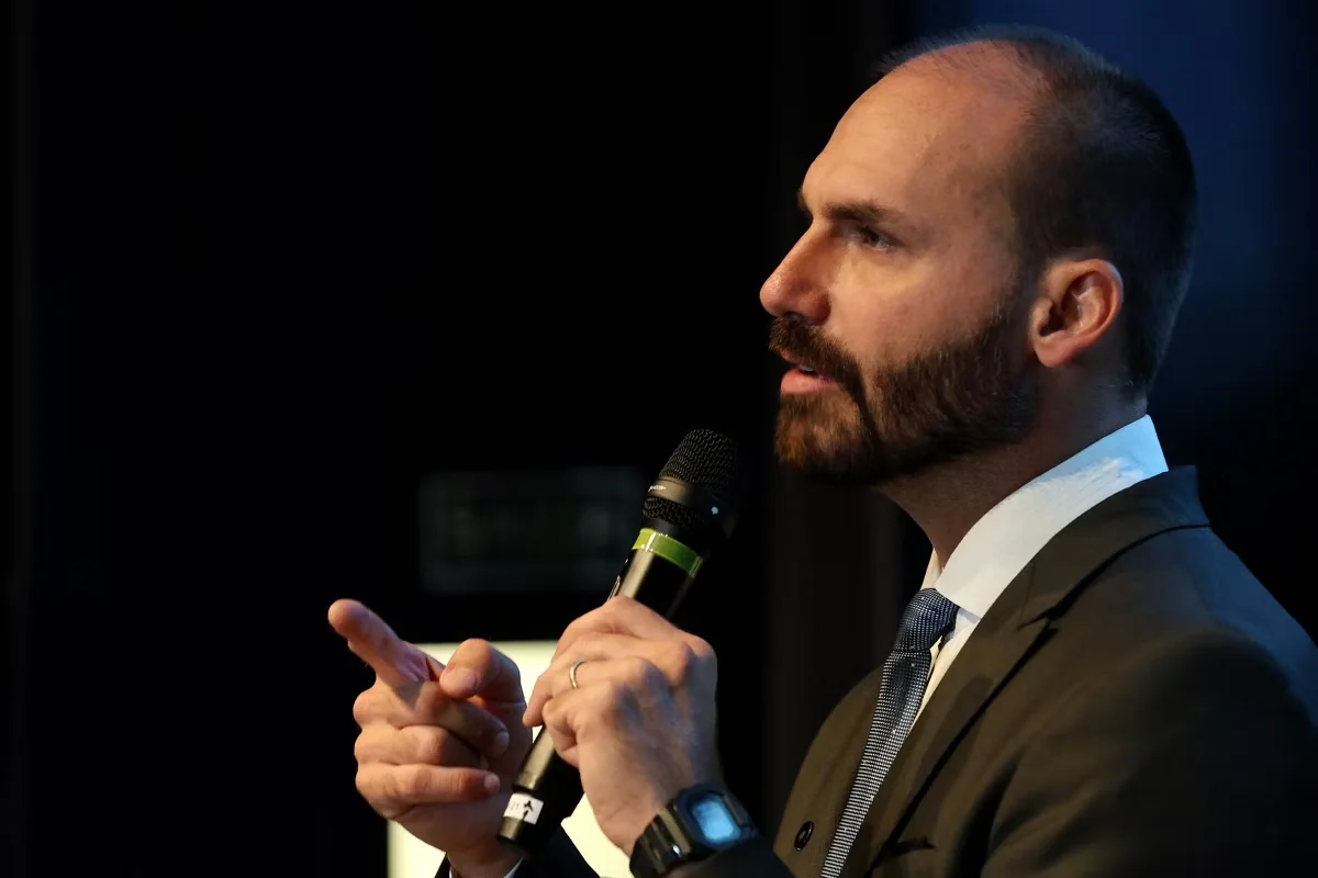 Ministério da Justiça analisa pedido da PF para demitir Eduardo Bolsonaro por abandono de cargo
