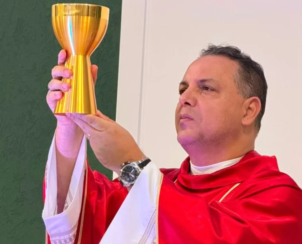 Saiba quem é o padre autorizado a relizar exorcismos no Brasil