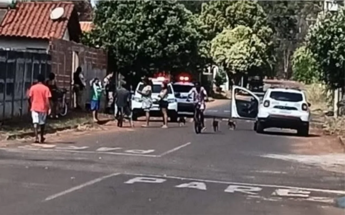 Mulher é morta a facadas em MG; companheiro é preso após confessar crime em bar