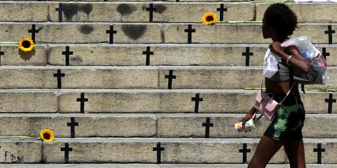 Mortes violentas caem no Brasil em 2025, mas feminicídios voltam a crescer