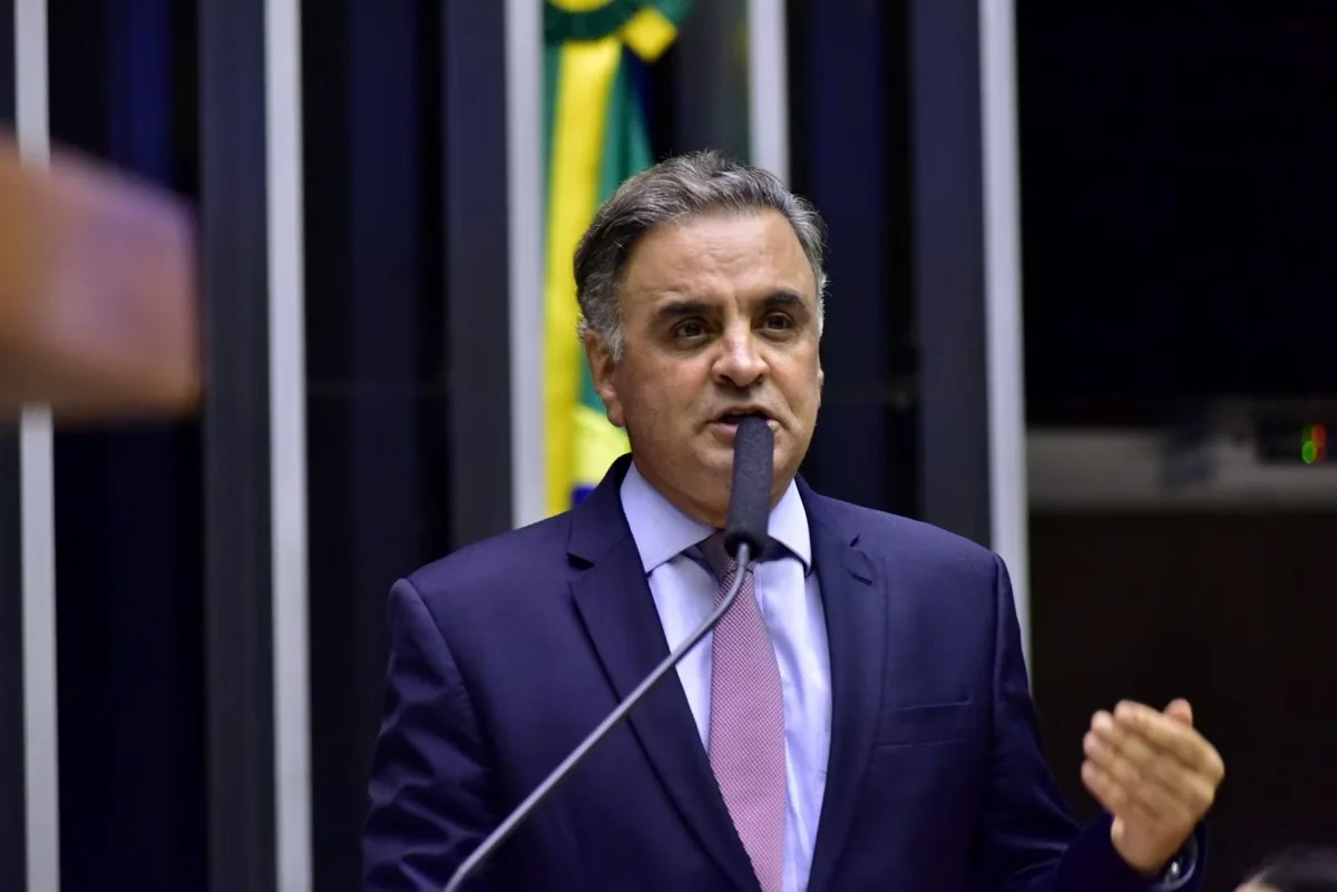 Aécio adia decisão sobre candidatura ao Senado enquanto Kalil aguarda definição em Minas