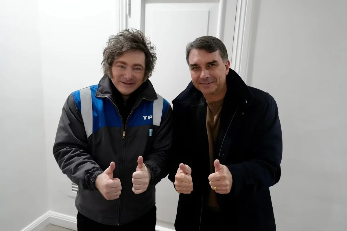 Milei confirma presença no lançamento da candidatura de Flávio Bolsonaro à Presidência