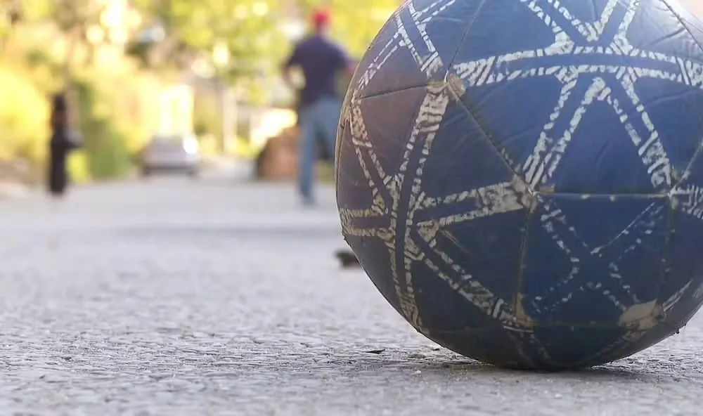 Menino de 6 anos é atropelado enquanto brincava de bola; motociclista foge em MG