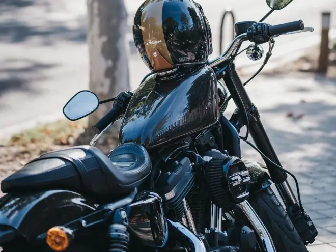 Motociclista de aplicativo é atacado com foice após discussão por corrida em BH
