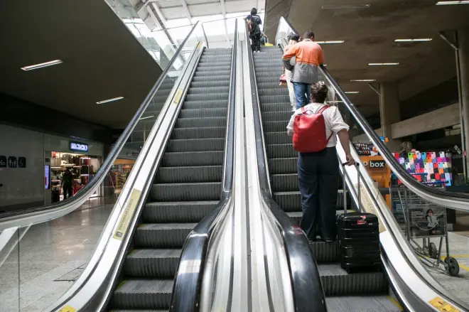 Passageiros reclamam de espera de até uma hora para receber bagagens em Confins