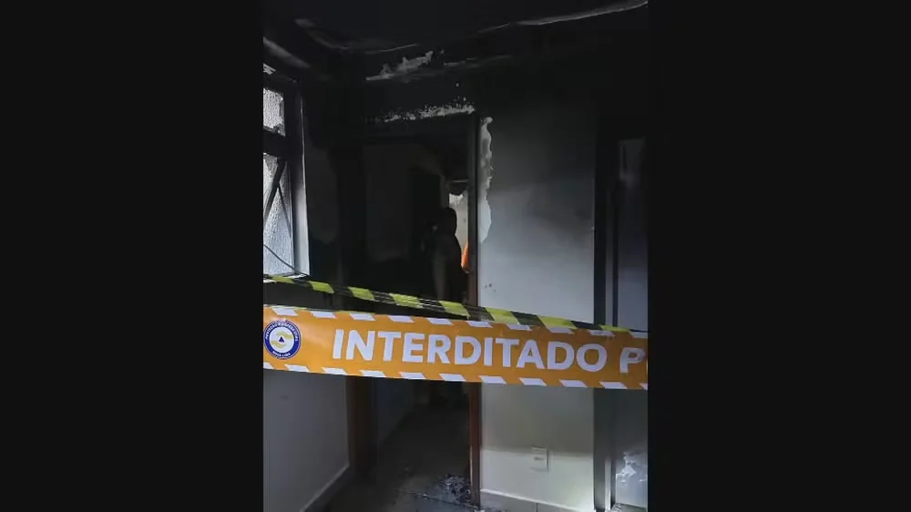 Incêndio destrói apartamento na RMBH; bebê de 4 meses é resgatada