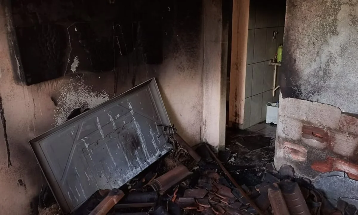 Homem é preso suspeito de incendiar casa após ser rejeitado por mulher em MG