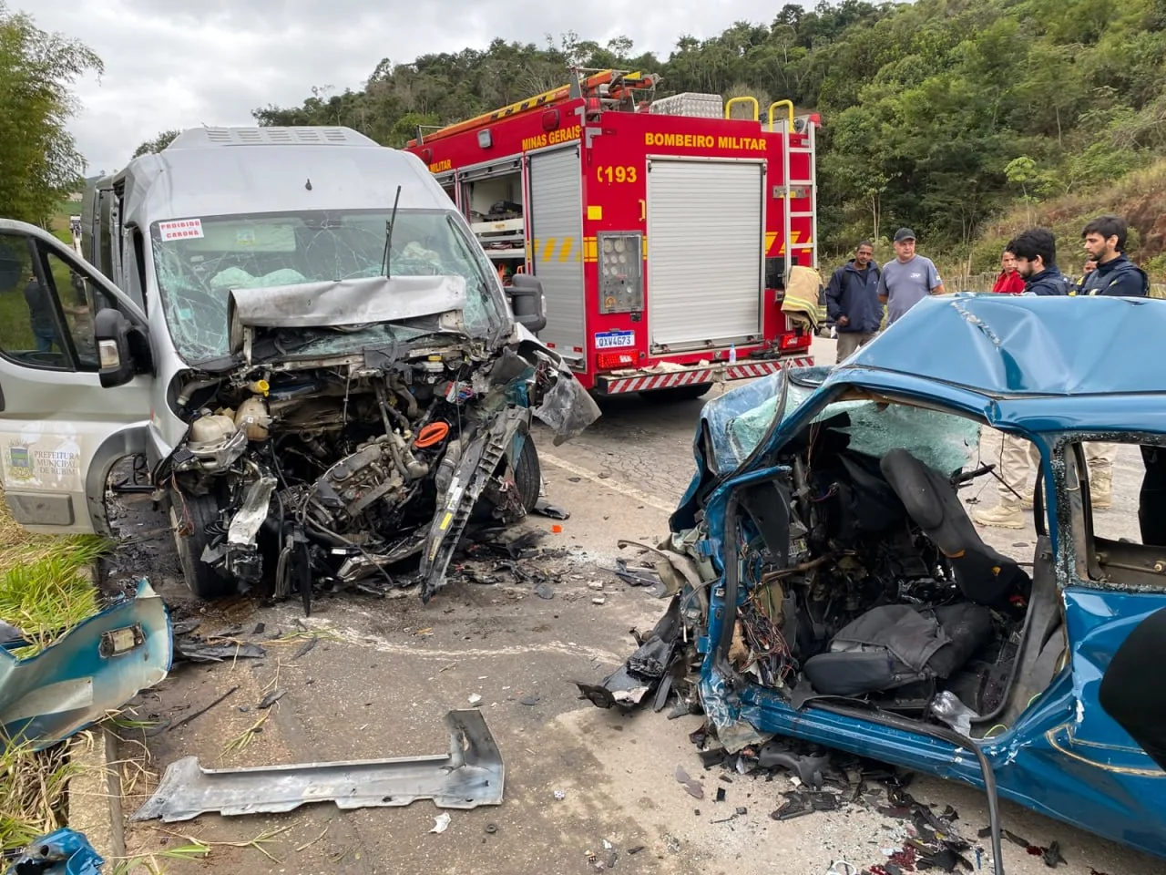 Batida entre carro e van de pacientes deixa cinco mortos na BR-116, em Minas Gerais