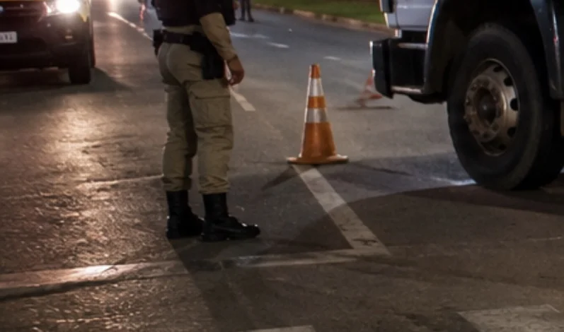 Motociclista morre após colisão com caminhão em Vespasiano