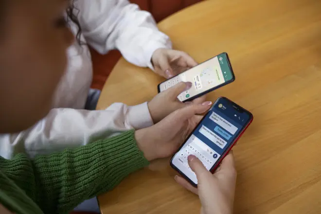 Curso gratuito ensina idosos a usar celular e aplicativos em Belo Horizonte