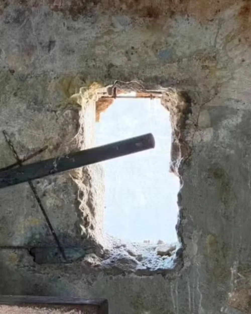 Foto revela buraco usado por detentos para fugir de presídio em Belo Horizonte