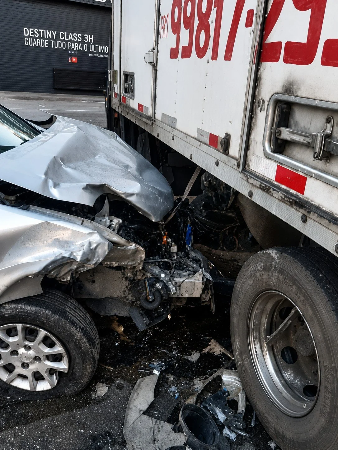 Carro bate em carreta na Avenida Tereza Cristina e deixa motorista ferido em BH