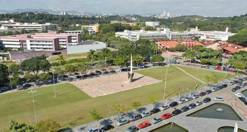 Justiça determina que UFMG permita concorrência simultânea em cotas e ampla concorrência na pós-graduação