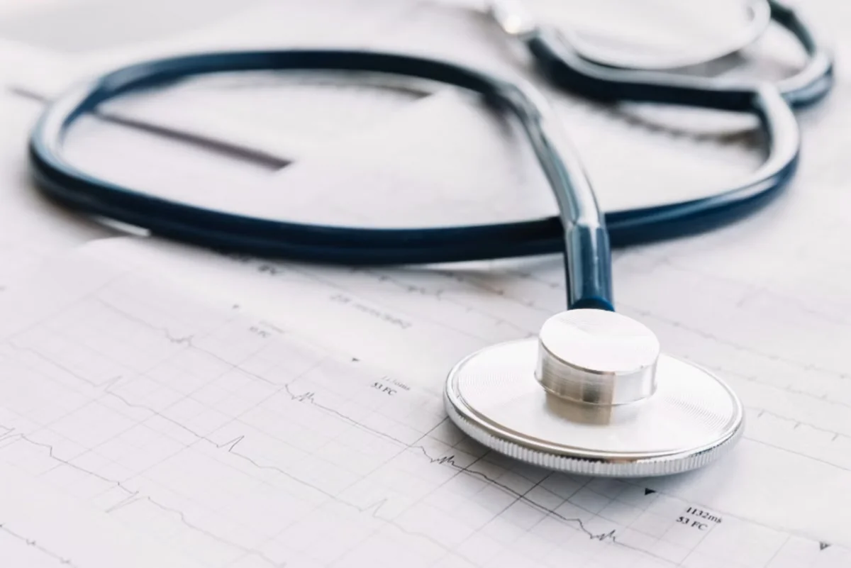 Médico é condenado a pagar R$ 5 mil a paciente por danos morais após erro em cirurgia em MG