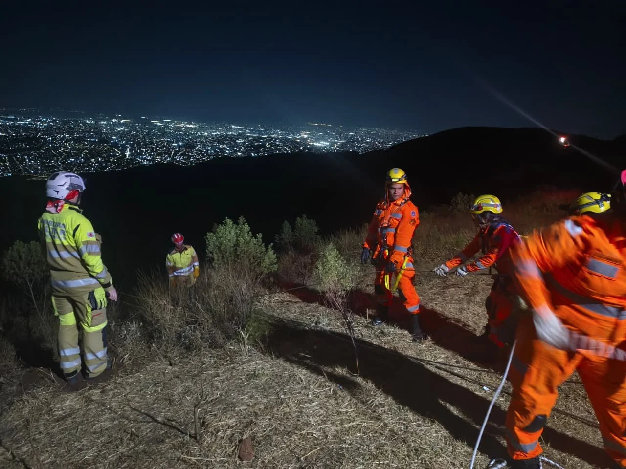 Mulher morre após carro cair em ribanceira na Serra da Rola-Moça
