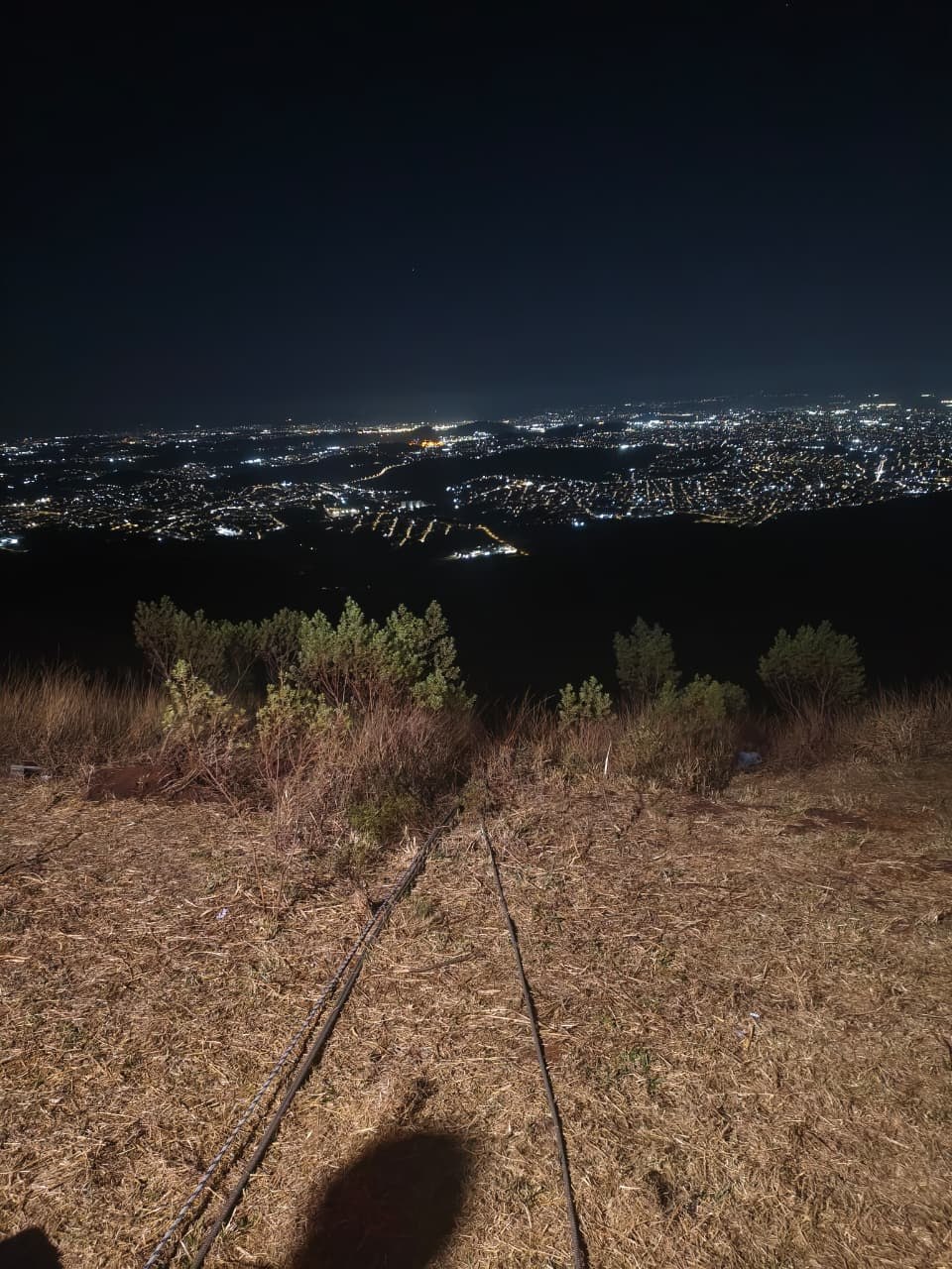 Mulher morre após carro cair em ribanceira na Serra da Rola-Moça