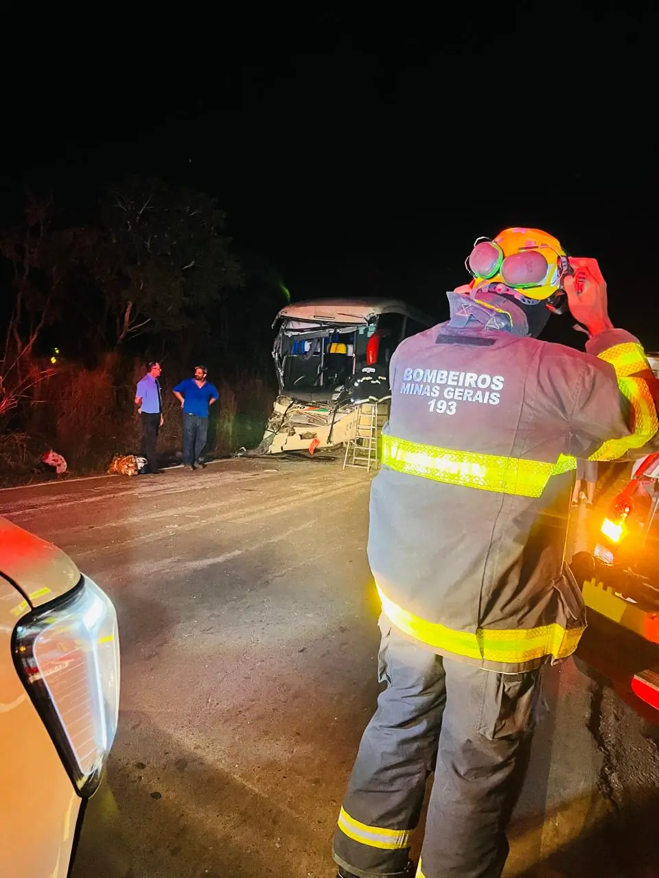 Colisão entre ônibus e carreta deixa 19 feridos em rodovia de MG