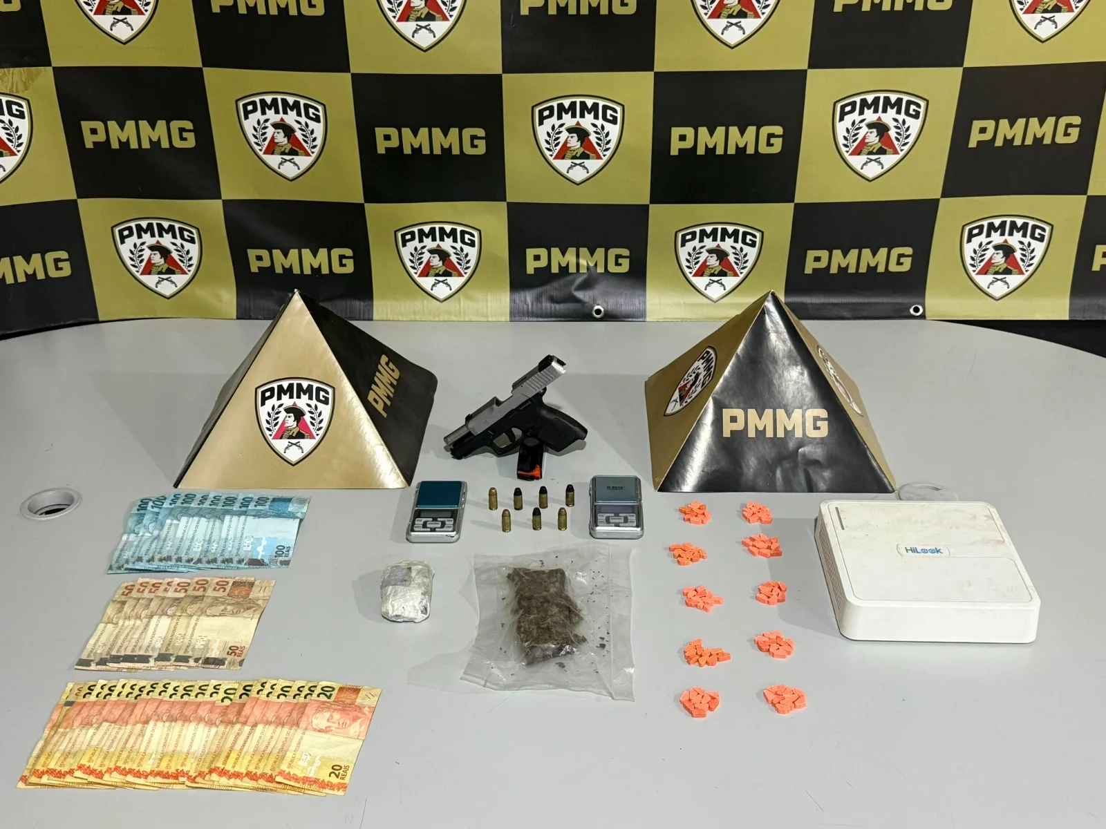 Homem é preso com pistola, drogas e compartimento secreto em carro em Paraopeba