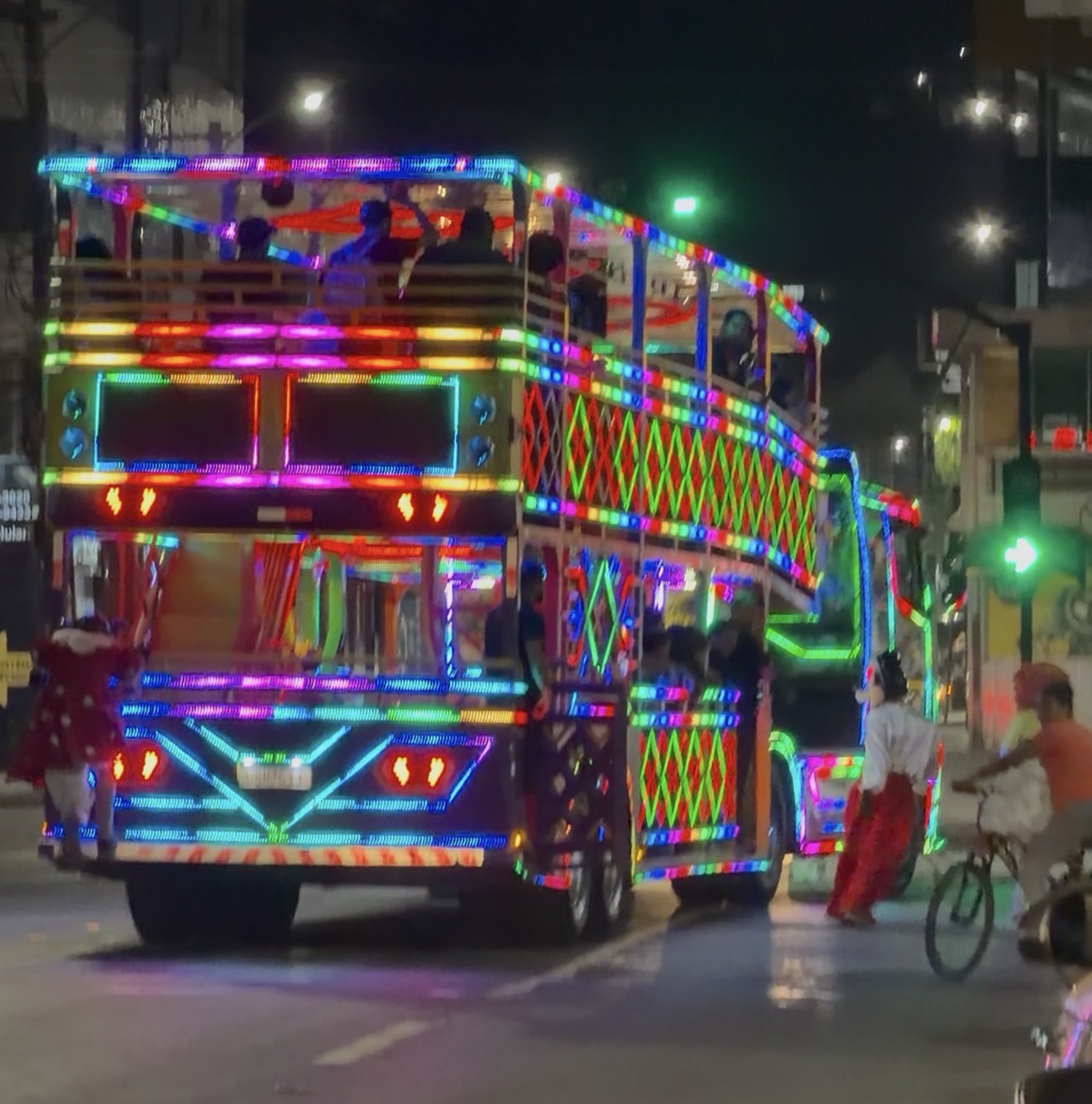VÍDEO: Carreta Mega Remix chega a Pedro Leopoldo com personagens e passeios pela cidade