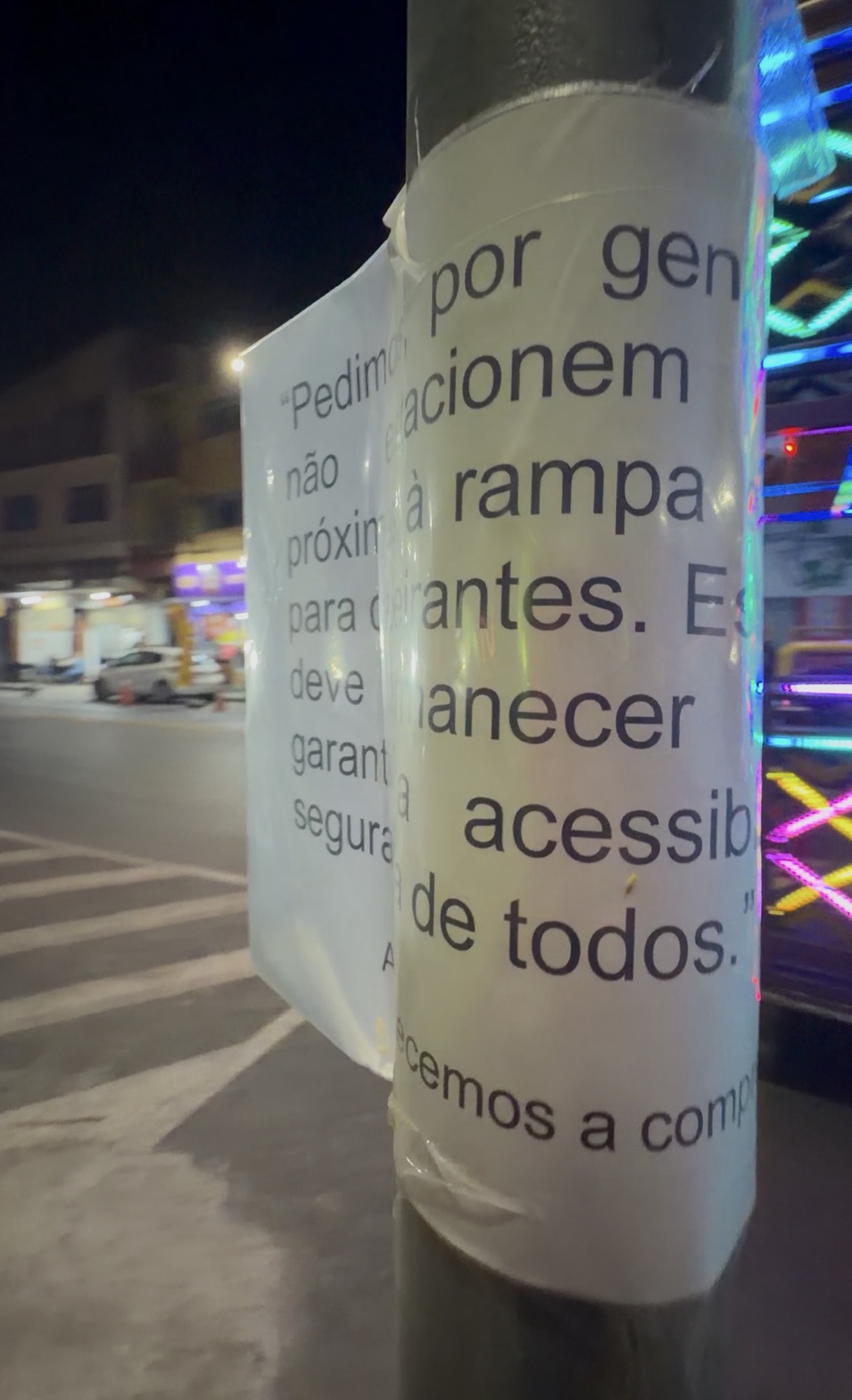 VÍDEO: Placa com pedido para não bloquear rampa de acesso chama atenção em poste em Pedro Leopoldo