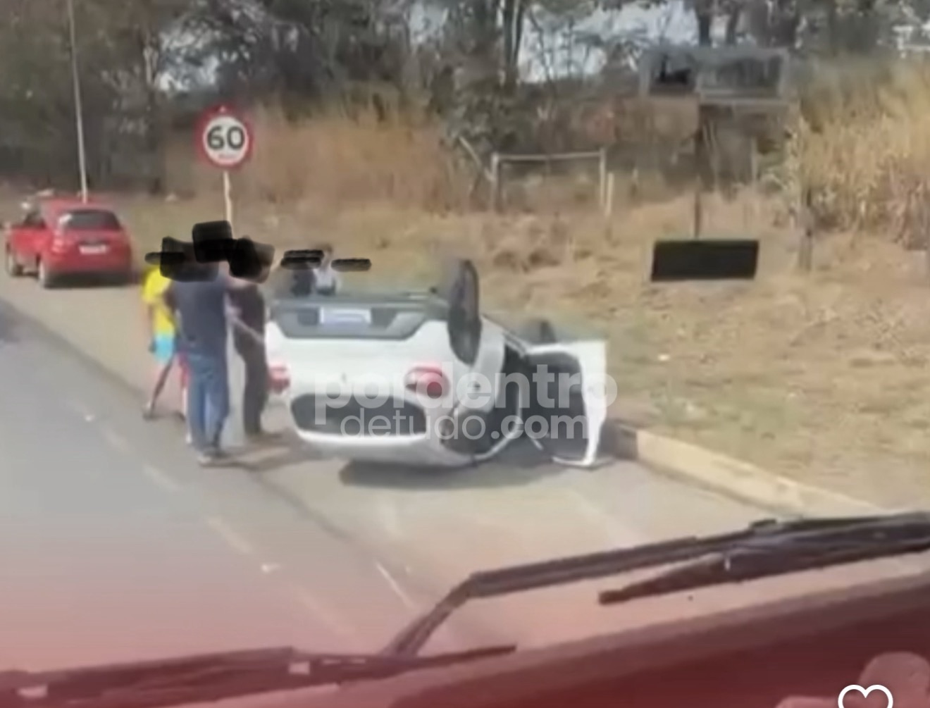 VÍDEO: Carro capota na MG-424 entre Prudente de Morais e Capim Branco