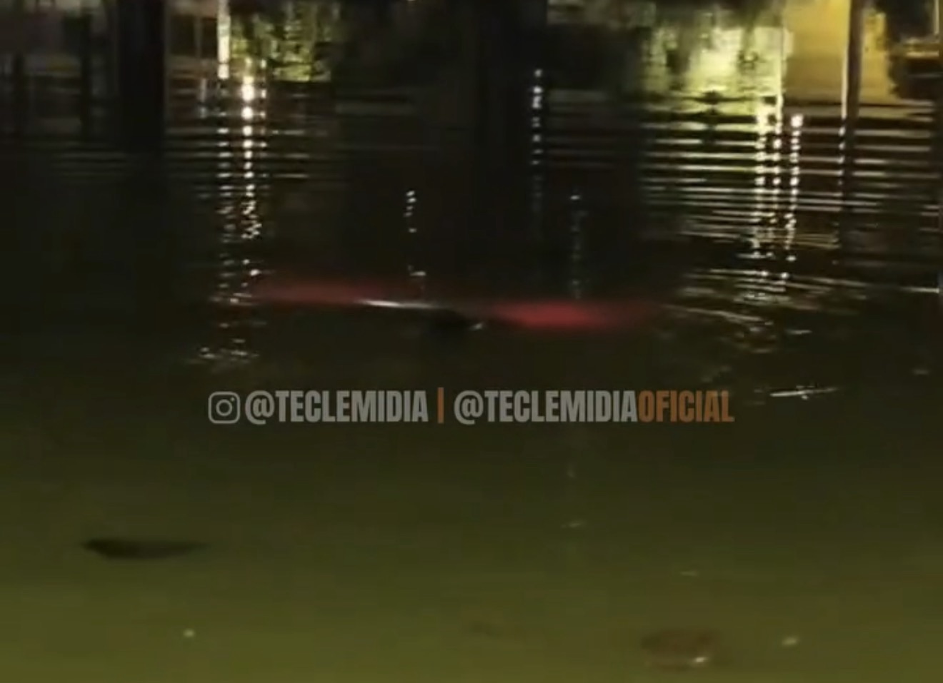 VÍDEO: Carro cai na Lagoa Paulino e mobiliza Corpo de Bombeiros em Sete Lagoas