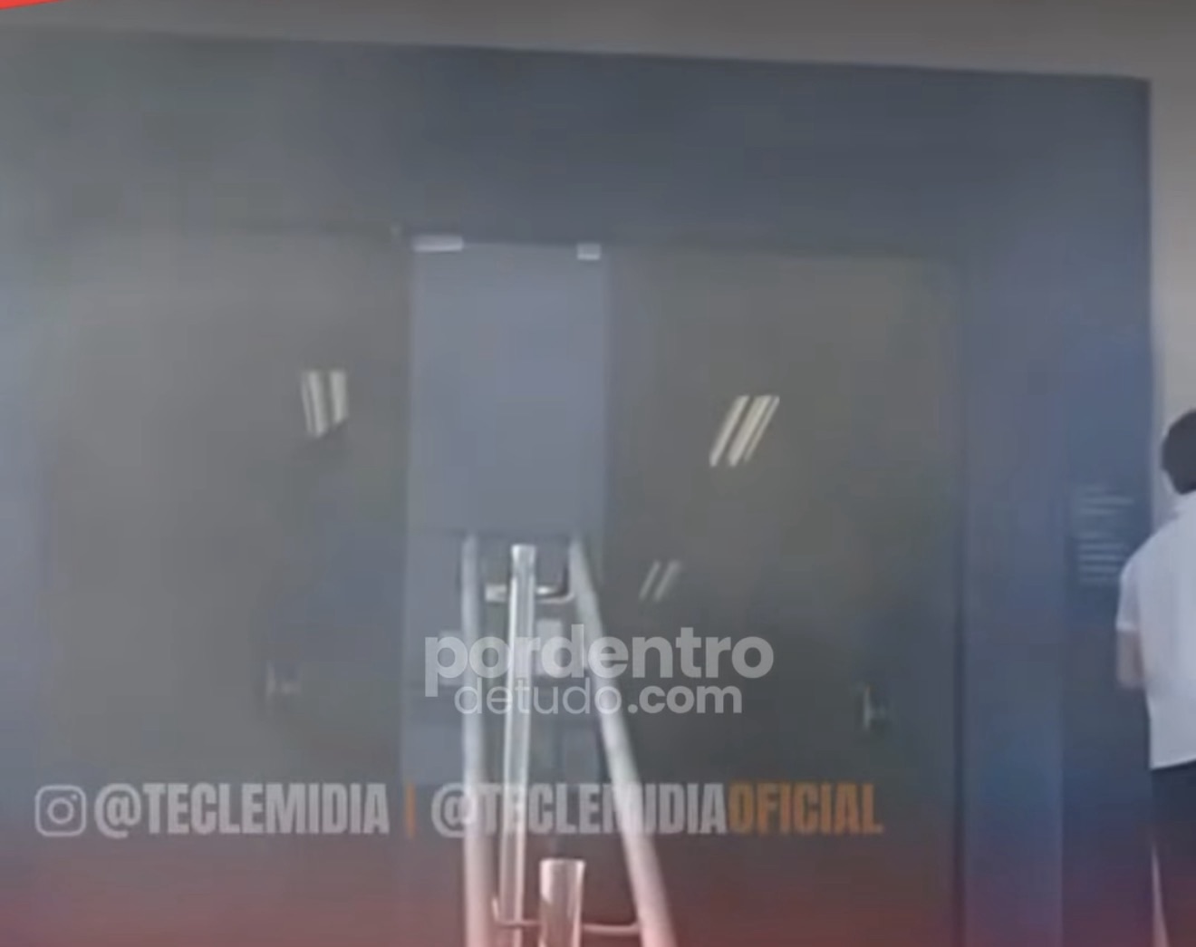 VÍDEO: Sistema de segurança é acionado e agência da Caixa fica tomada por fumaça em Sete Lagoas