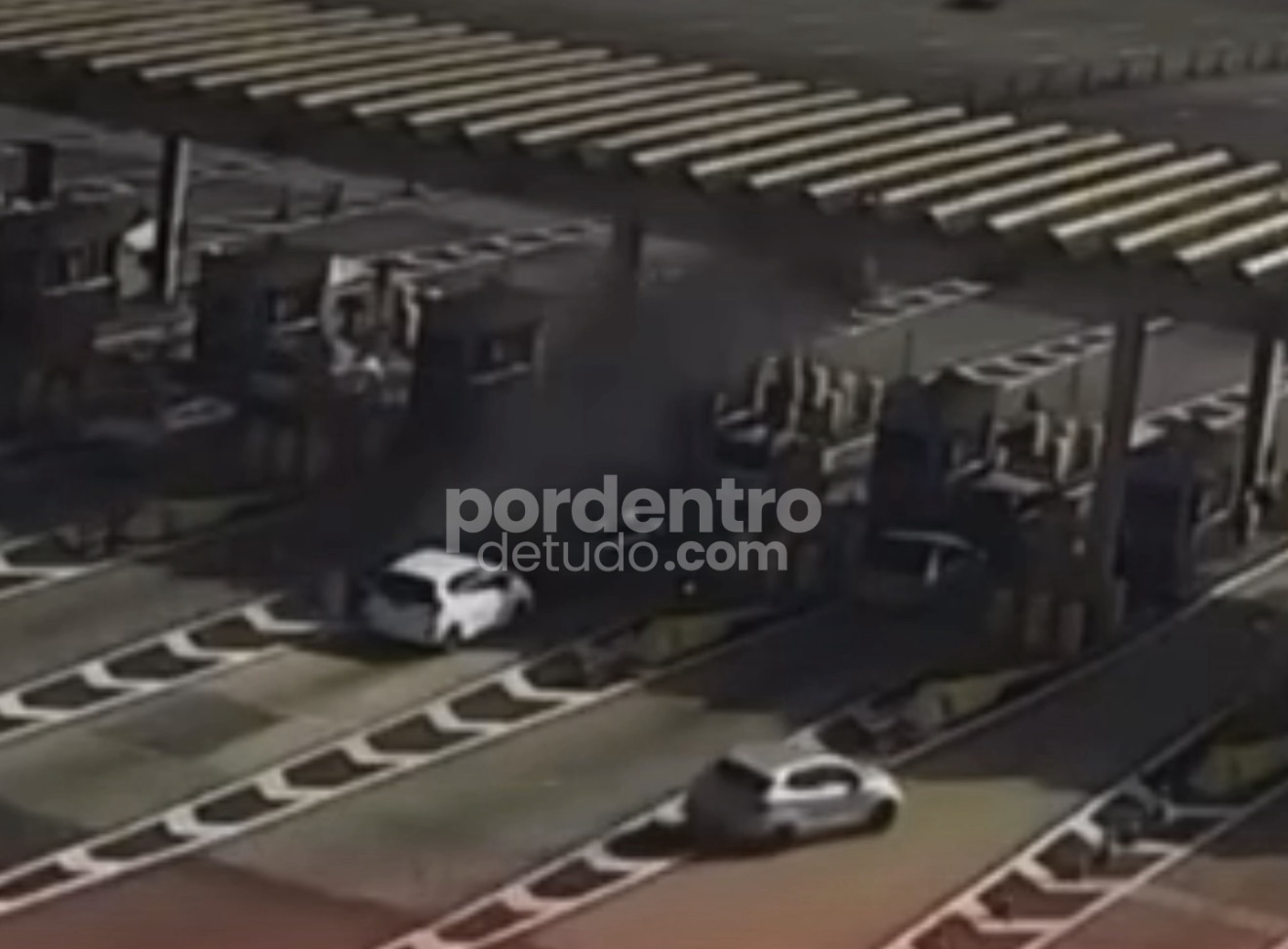 Video mostra carro em alta velocidade atingindo pedágio em São Paulo