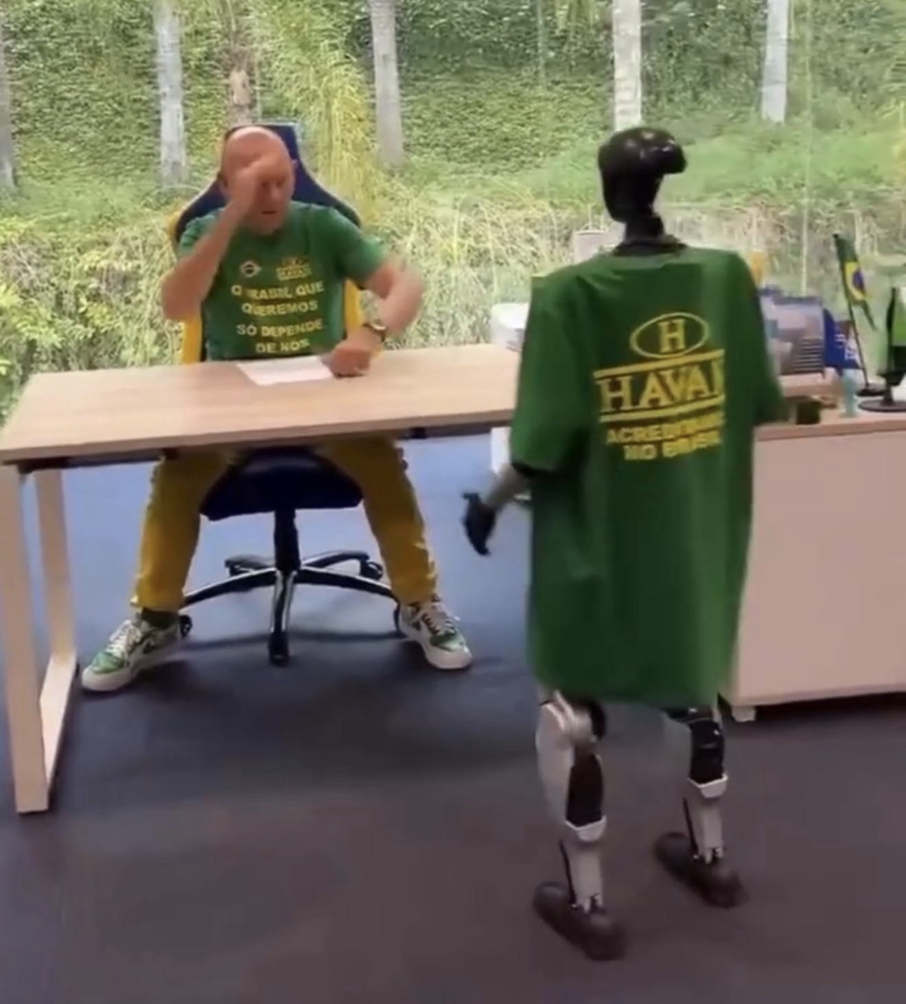 VÍDEO: Luciano Hang chama atenção ao adquirir robô humanoide para equipe da Havan