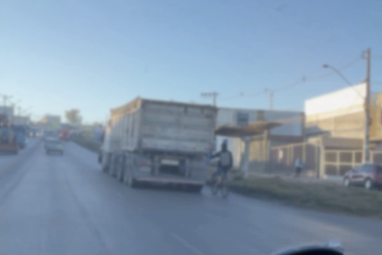 VÍDEO: Ciclista é flagrado pegando rabeira em carreta na MG-424 entre Matozinhos e Pedro Leopoldo