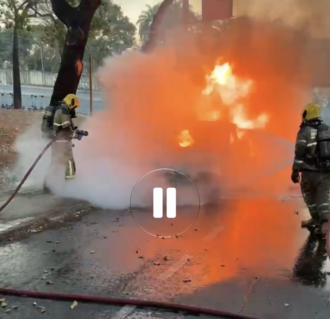 VÍDEO: Carro pega fogo em frente ao Mineirinho e mobiliza Bombeiros em Belo Horizonte