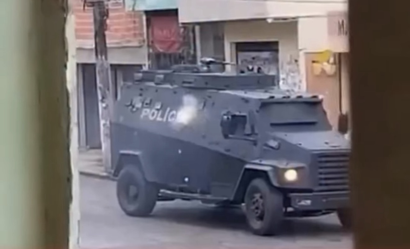 IMPRESSIONANTE: Blindado da polícia é cercado durante operação em comunidade no Rio de Janeiro