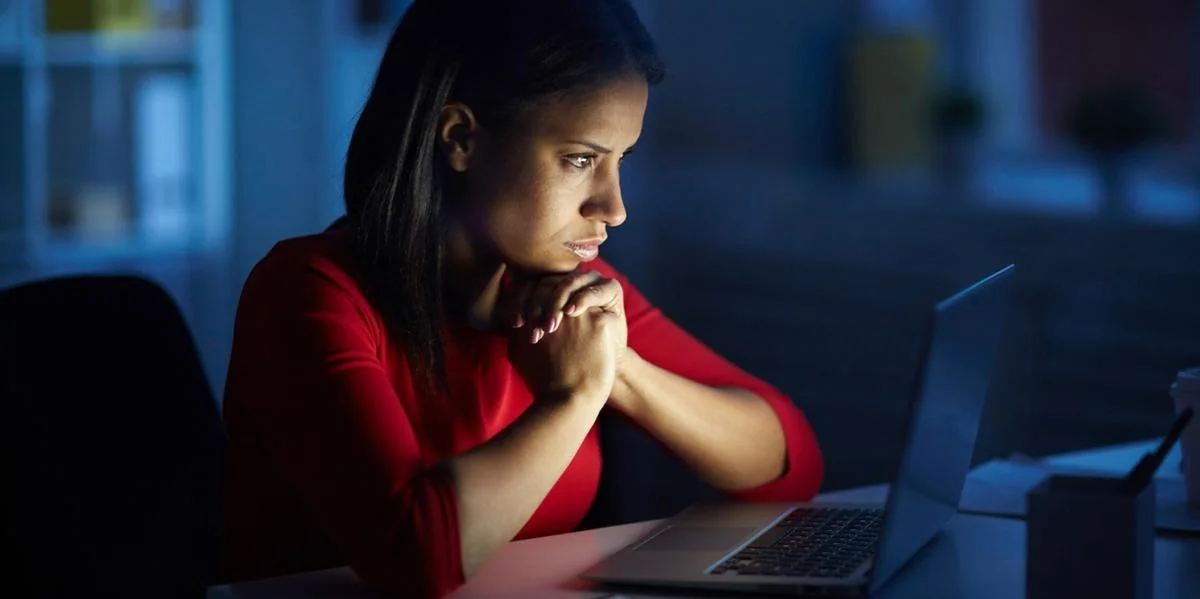 Violência contra mulheres na internet triplica em Minas Gerais, aponta levantamento