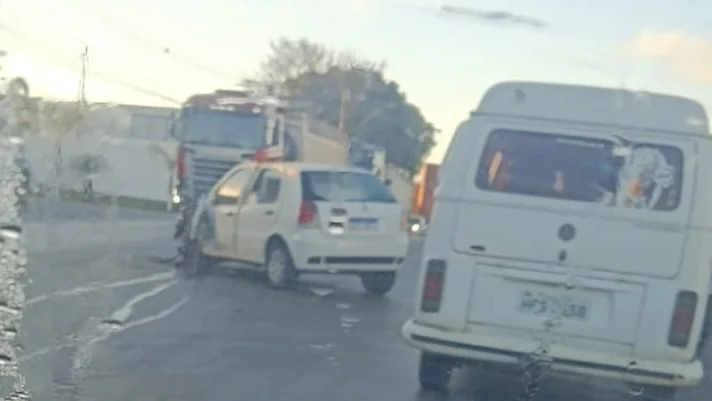 Acidente entre carro e caminhão deixa trânsito lento na MG-424, em Matozinhos