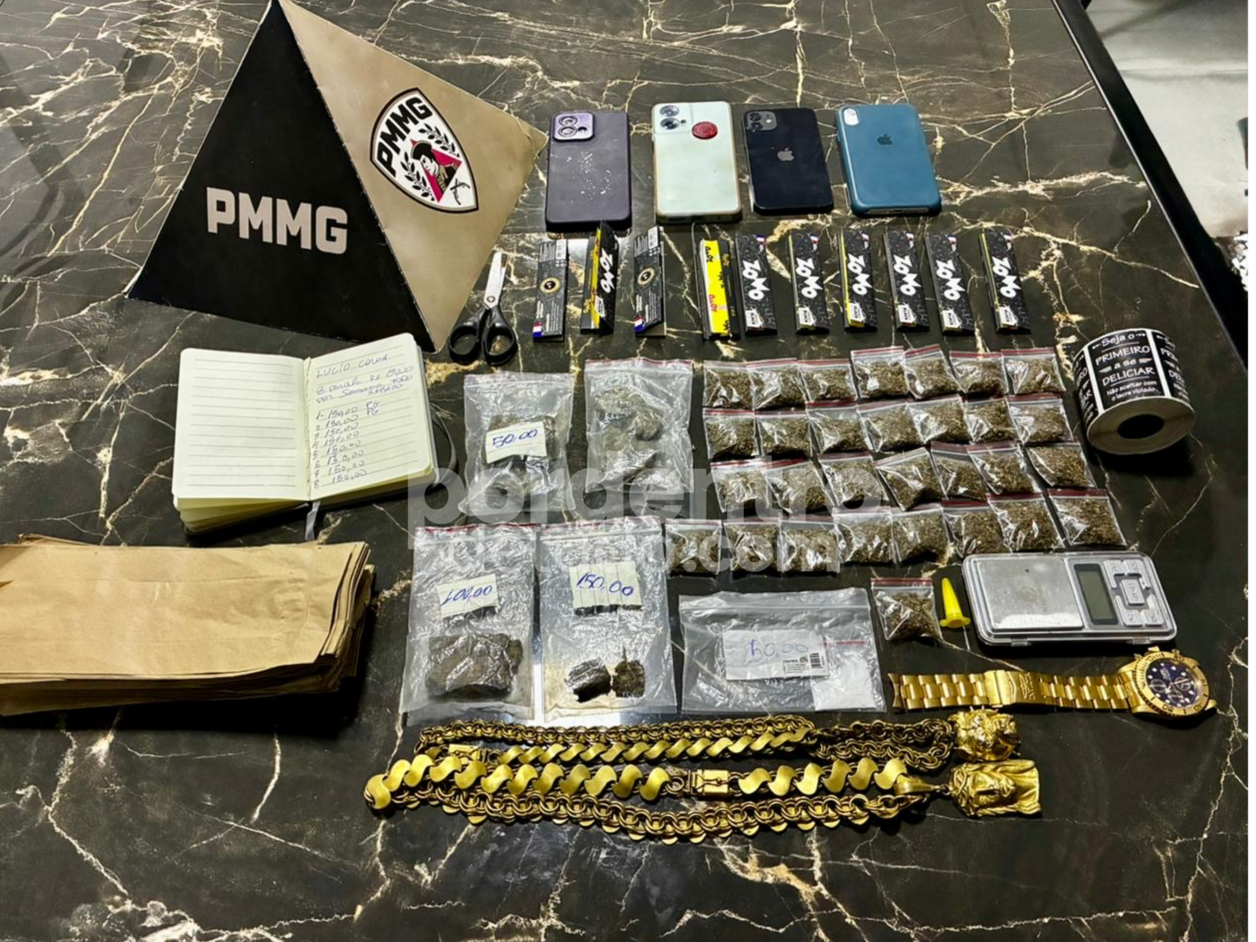 PM apreende 30 porções de maconha e prende três em Matozinhos; Carro é apreendido