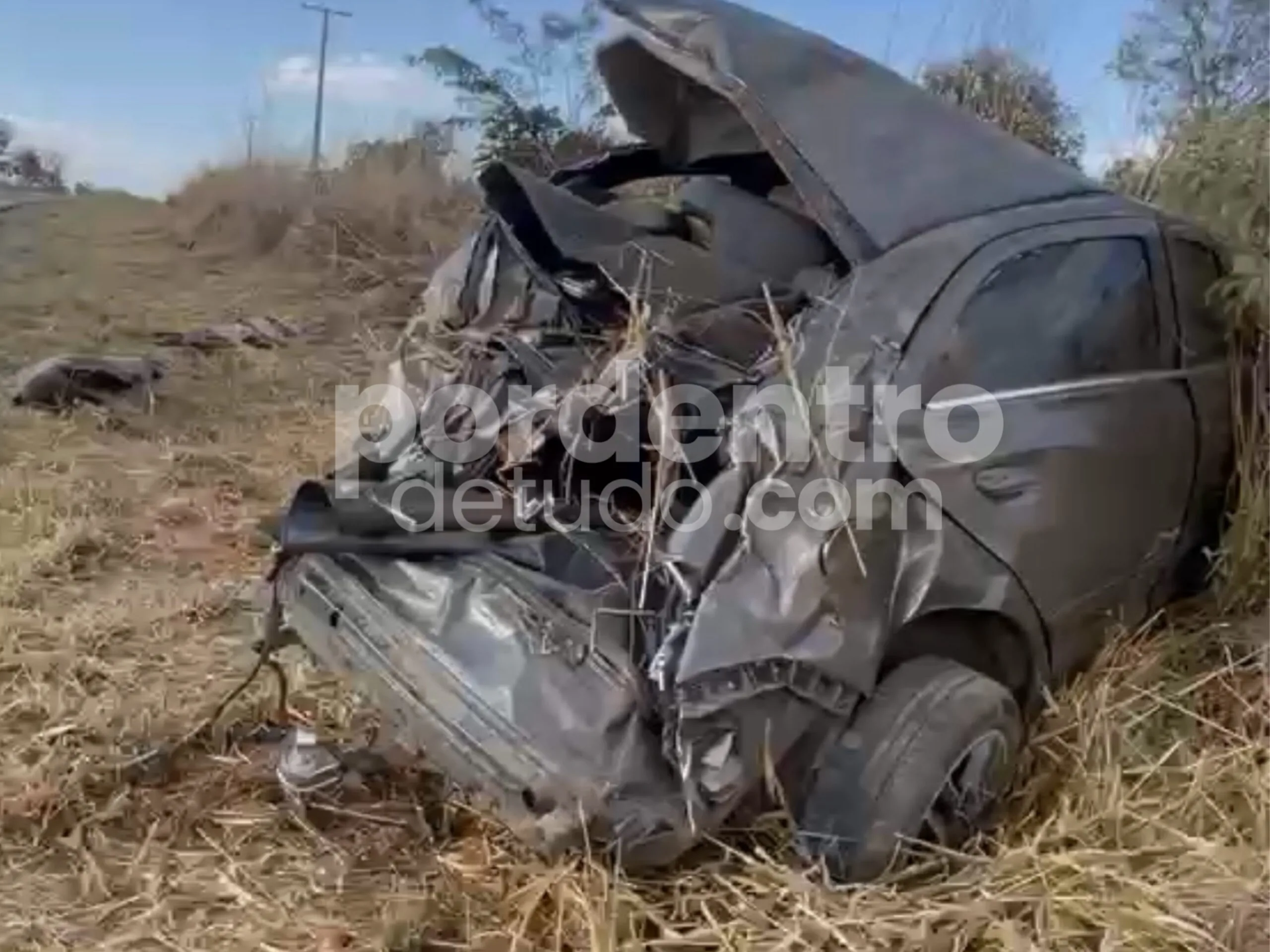 Cantor de Matozinhos, Jean Souza capota carro na estrada de Funilândia, fica ferido e perde todos os equipamentos