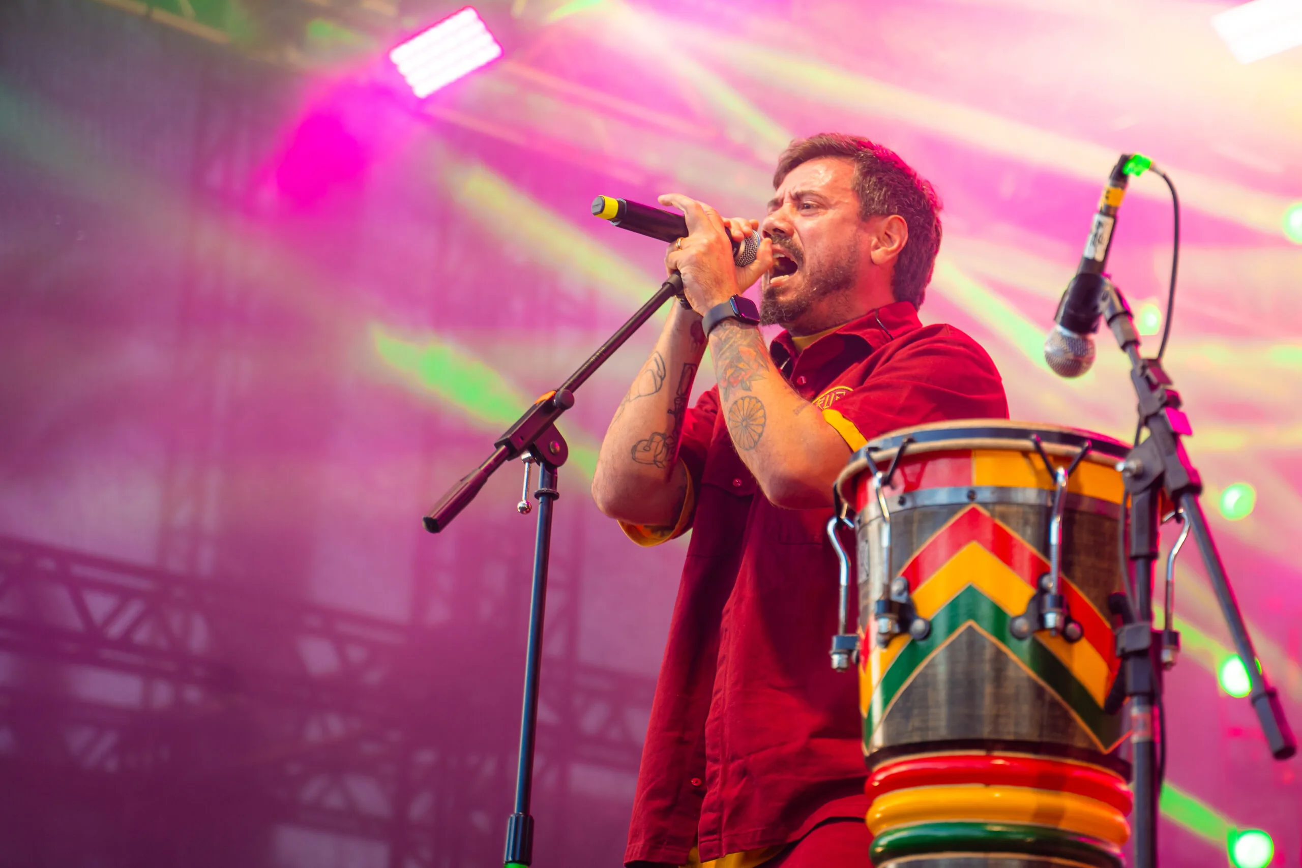 Planta e Raiz desembarca em BH nesta sexta-feira com show da turnê “Flor de Fogo”