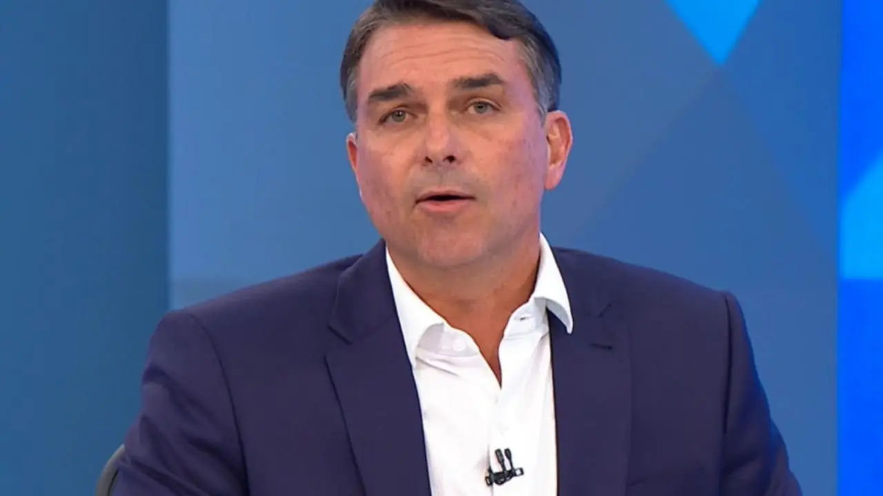 Flávio Bolsonaro esclarece homenagem a policial investigado