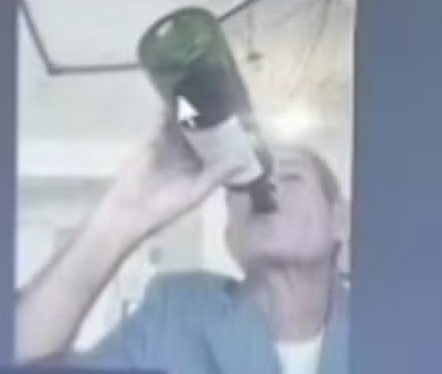 TJMG afasta juiz flagrado bebendo vinho em sessão