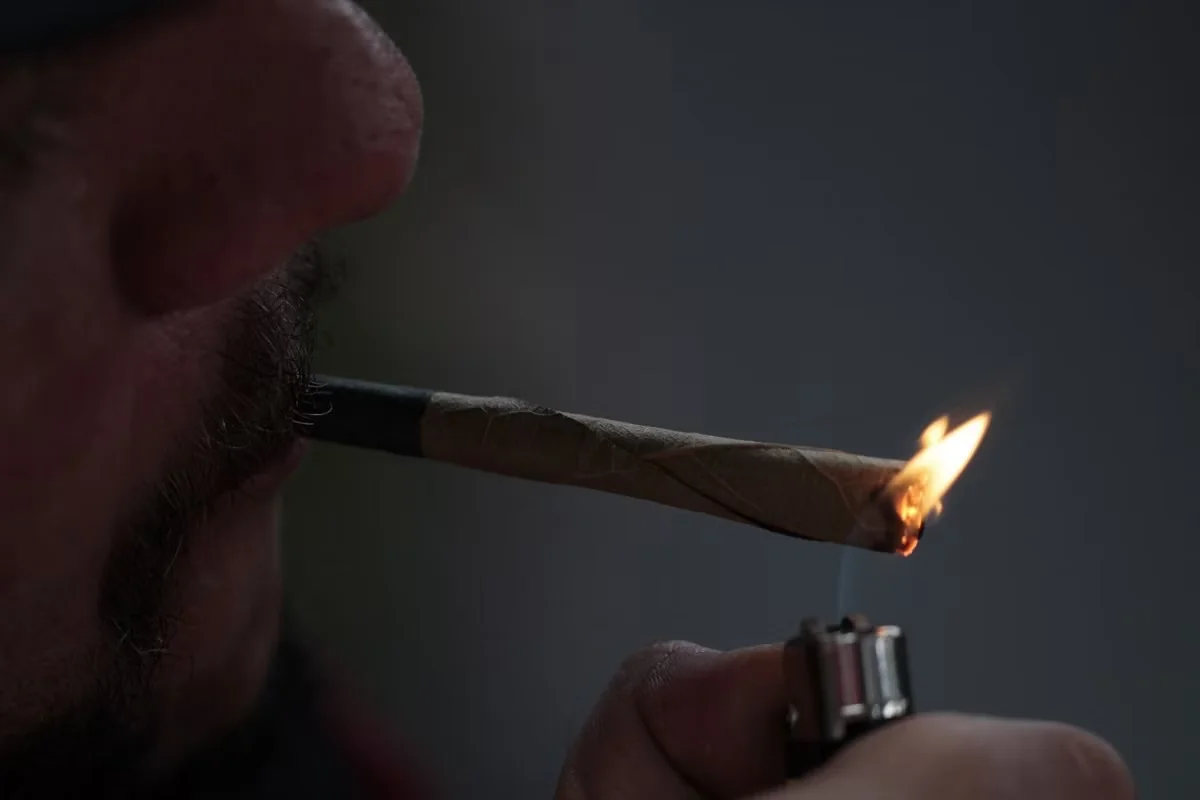 BH começa a aplicar multa de R$ 1,5 mil por uso de drogas em locais públicos