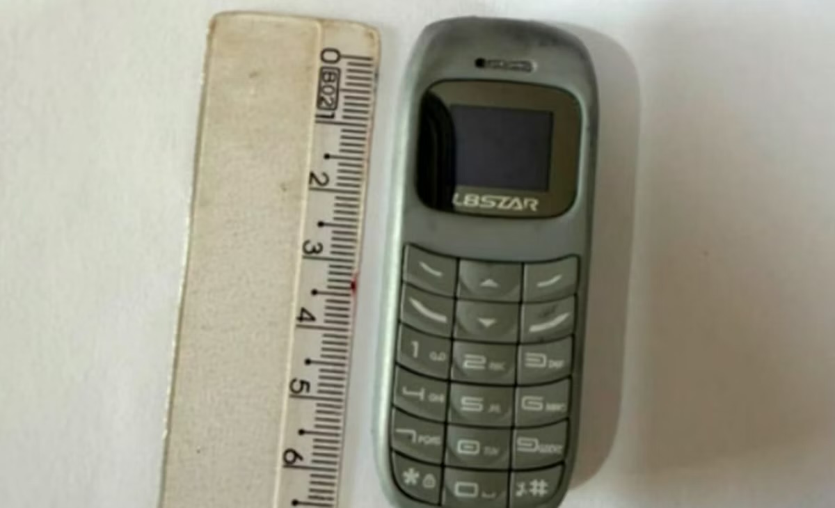 Homem é flagrado com celular escondido no corpo ao tentar entrar em presídio de MG