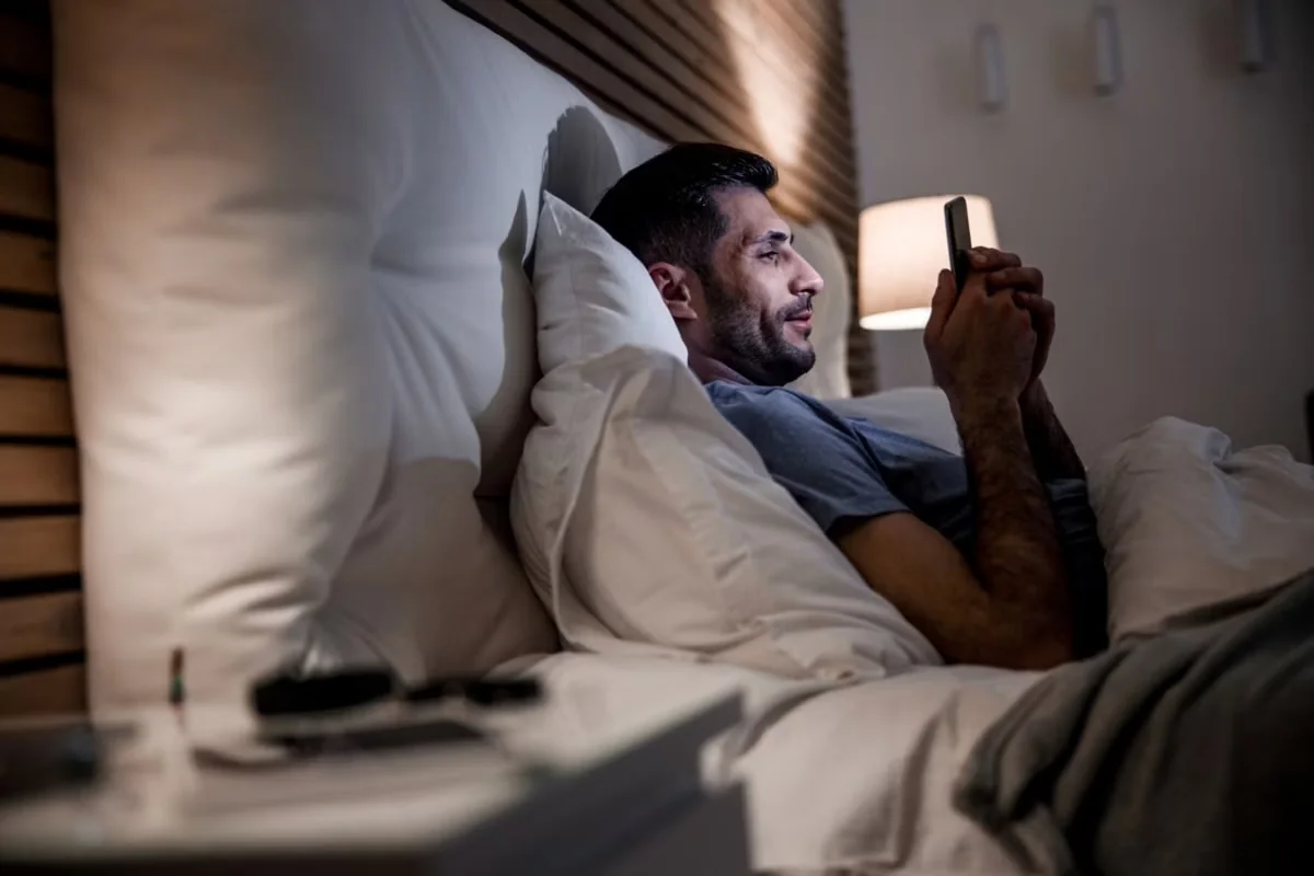 Celular na cama pode prejudicar o sono e afetar o coração