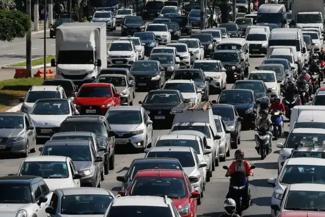 Adesivo de campanha no carro pode exigir aviso à seguradora