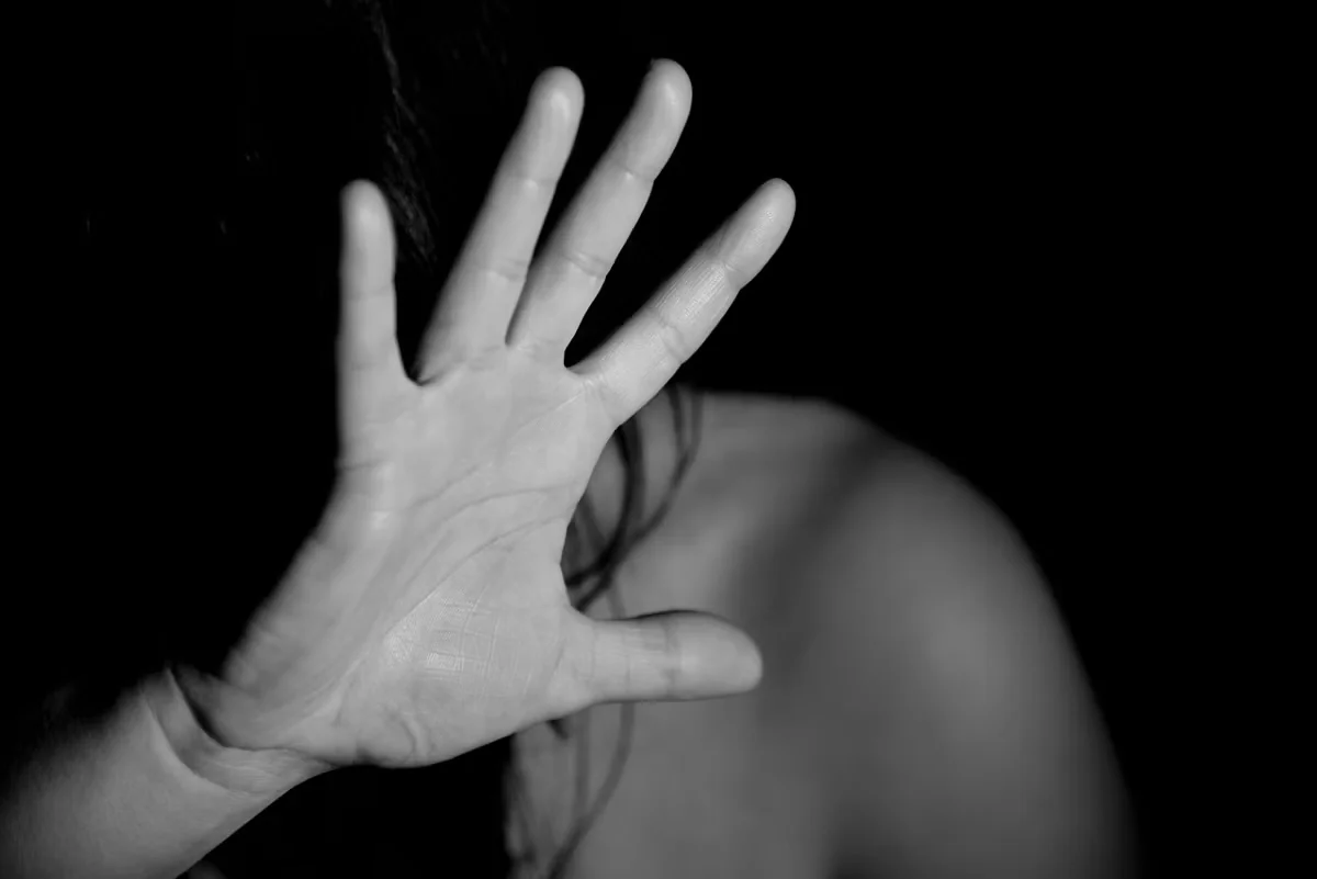 Jovem de 18 anos denuncia dono de desentupidora por tentar beijá-la à força em BH