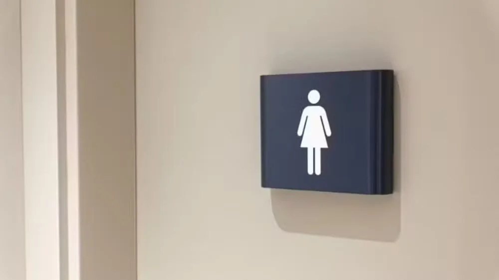 Shopping é condenado por constranger mulher trans em banheiro