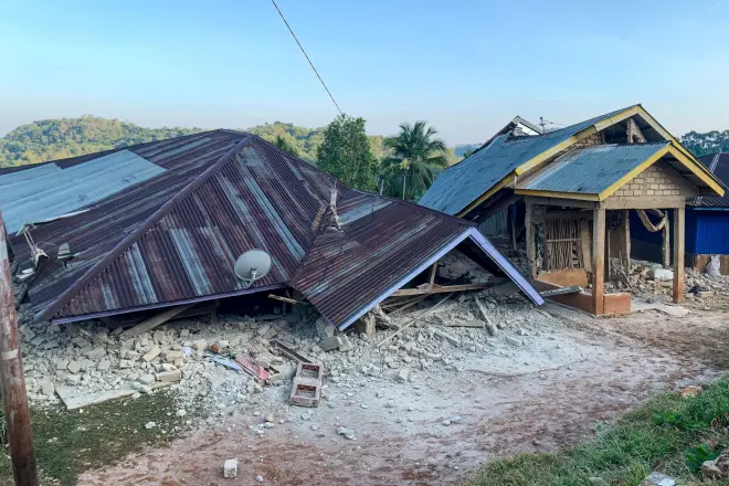 Terremoto de 7,7 deixa mortos e provoca alerta de tsunami na Indonésia