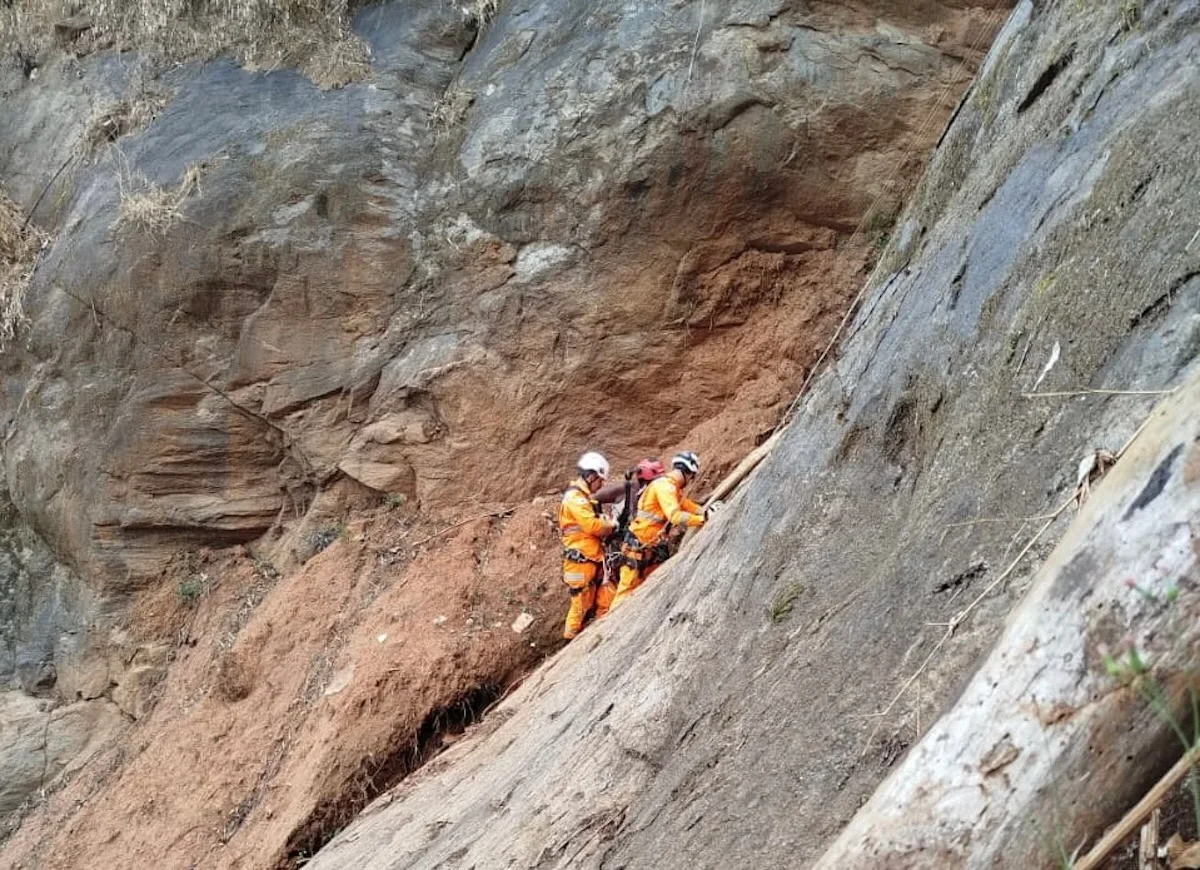 Mulher é resgatada de fenda entre pedras em mirante de Juiz de Fora
